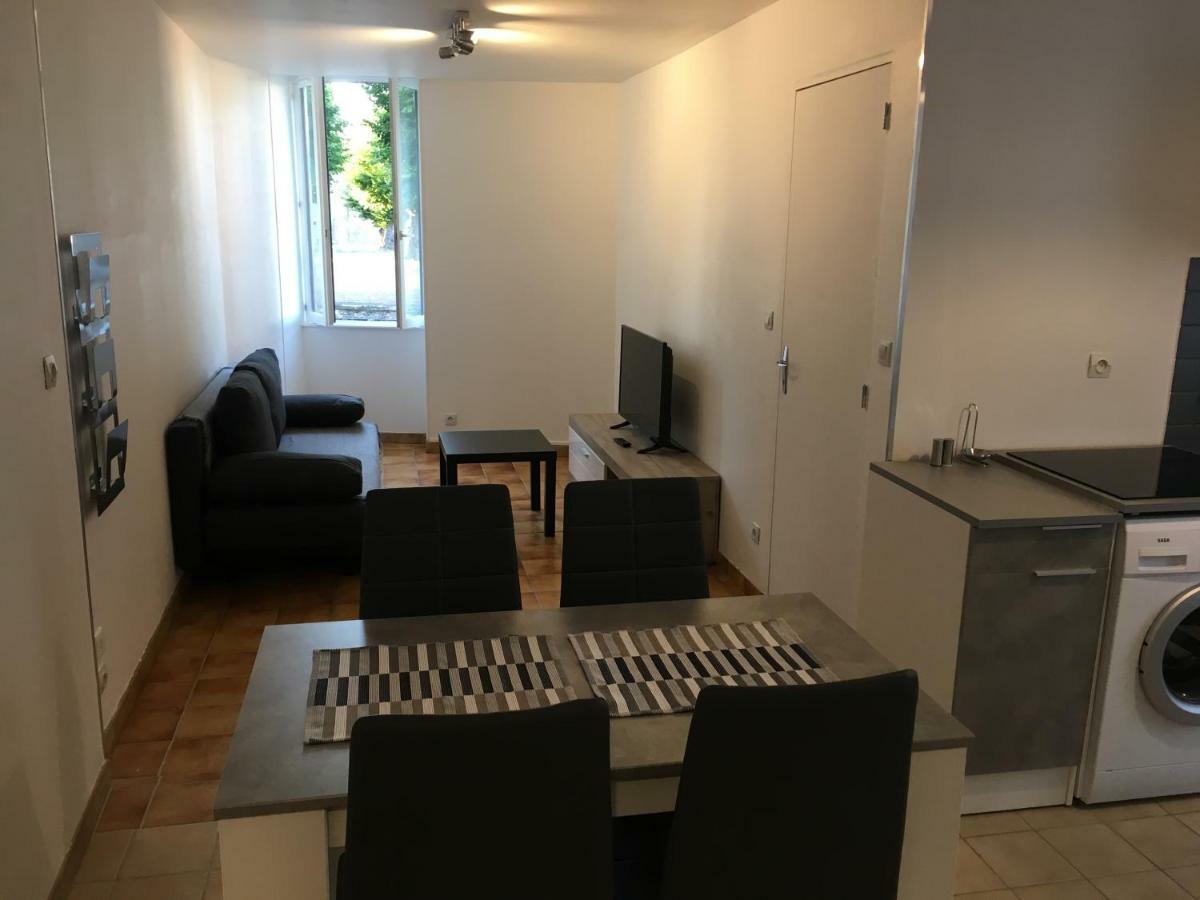Saint-Pierre-le-Moûtier Charmant T2 Rdc Dans Residence Avec Parc Arbore מראה חיצוני תמונה
