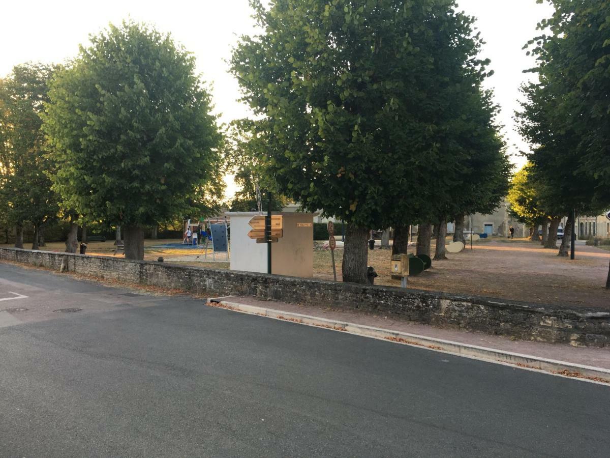 Saint-Pierre-le-Moûtier Charmant T2 Rdc Dans Residence Avec Parc Arbore מראה חיצוני תמונה