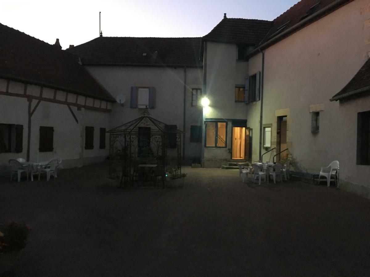 Saint-Pierre-le-Moûtier Charmant T2 Rdc Dans Residence Avec Parc Arbore מראה חיצוני תמונה