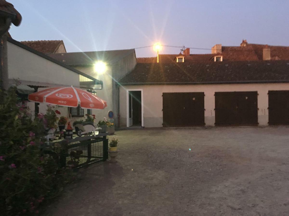 Saint-Pierre-le-Moûtier Charmant T2 Rdc Dans Residence Avec Parc Arbore מראה חיצוני תמונה